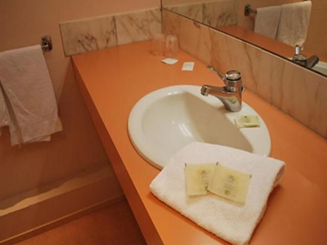 Logis Hotel & Restaurant - Le Normandie Caudebec-en-Caux Værelse billede